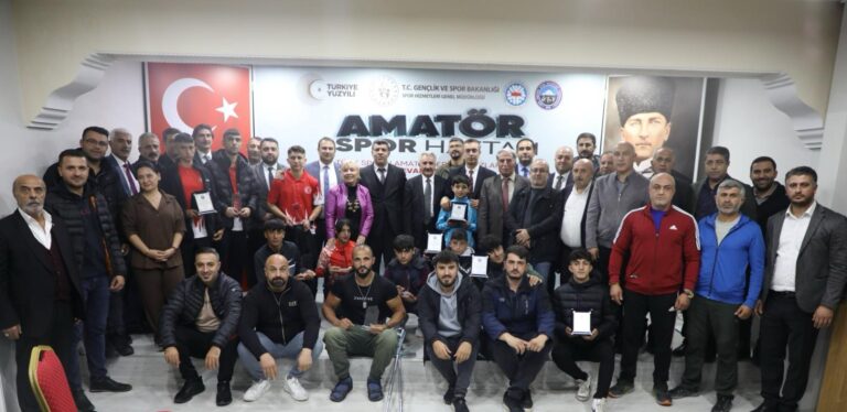 AĞRI’DA AMATÖR SPORUN ENLERİ ÖDÜL TÖRENİ GERÇEKLEŞTİRİLDİ 17 Ekim 2023 - Featured Image