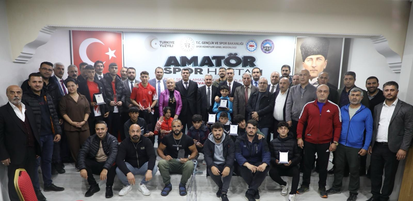 AĞRI’DA AMATÖR SPORUN ENLERİ ÖDÜL TÖRENİ GERÇEKLEŞTİRİLDİ 17 Ekim 2023 - Featured Image