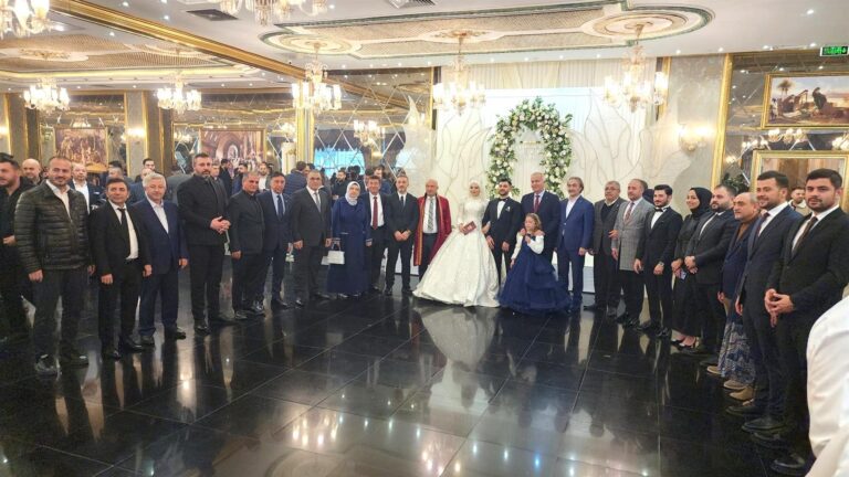 ERDAL UÇAR’IN OĞLU UMUT UÇAR MUHTEŞEM BİR DÜĞÜNLE DÜNYAEVİNE GİRDİ 17 Kasım 2024 - Featured Image